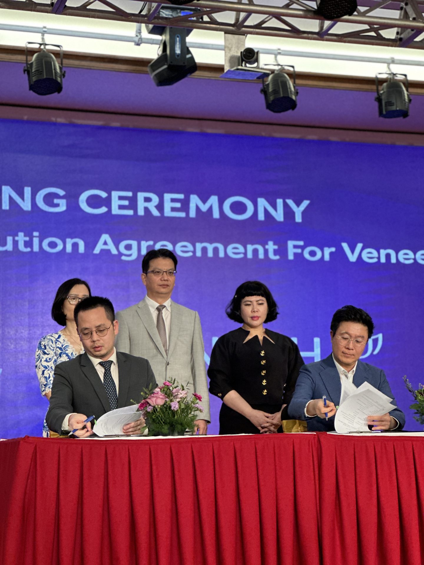 Binh Mek Healthcare System 副总裁 Nguyen Huy Nguyen Ngoc 先生（左坐）和 Minish Technology 首席执行官 Kang Jeong Ho 先生（右坐）签署协议。